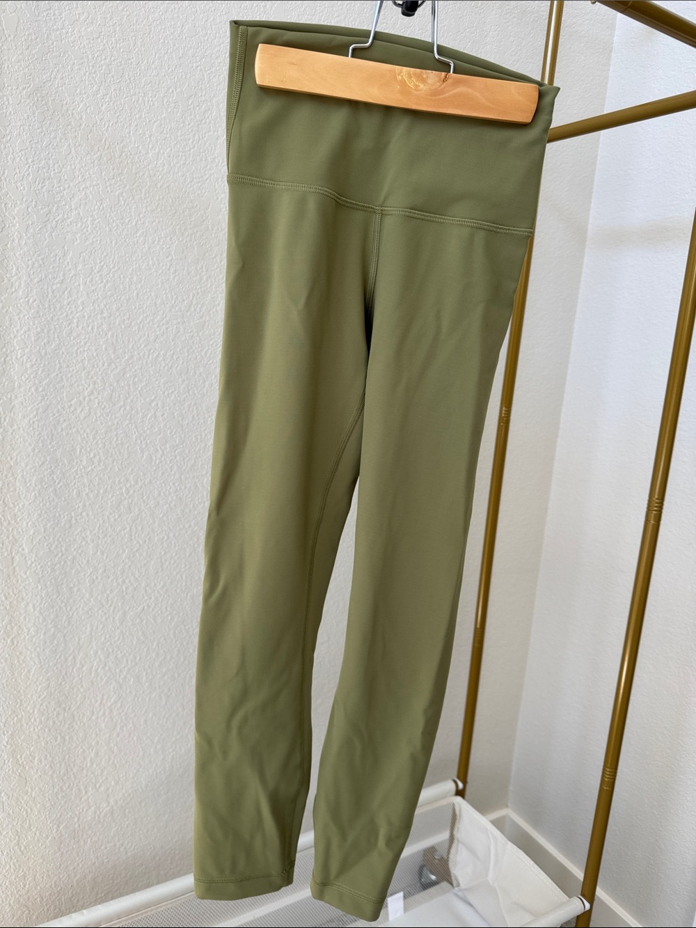 Lululemon Wonder Under Leggings in olive green, size 4, 25”